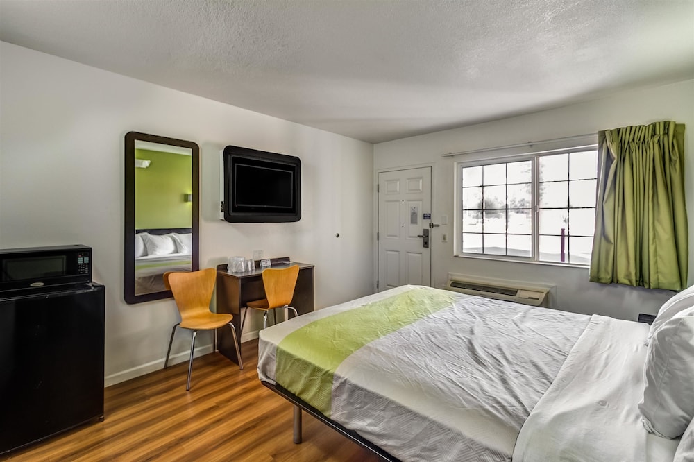 Motel6 Visalia, CA 24/50