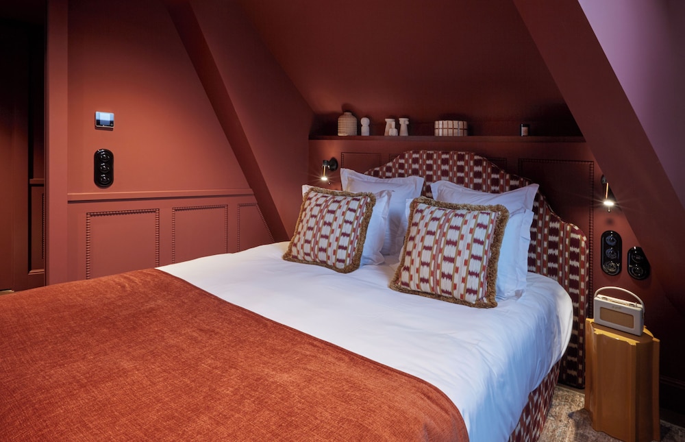 SILHOUETTE, STANDARD, QUEEN BED