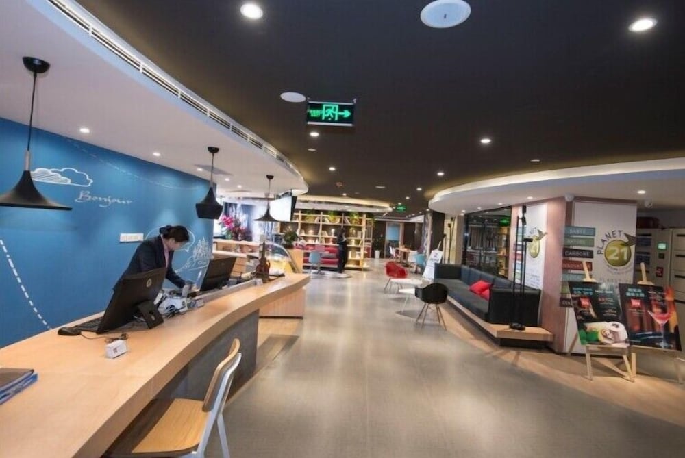 Ibis Luoyang Baolong Square Hotel 33/47