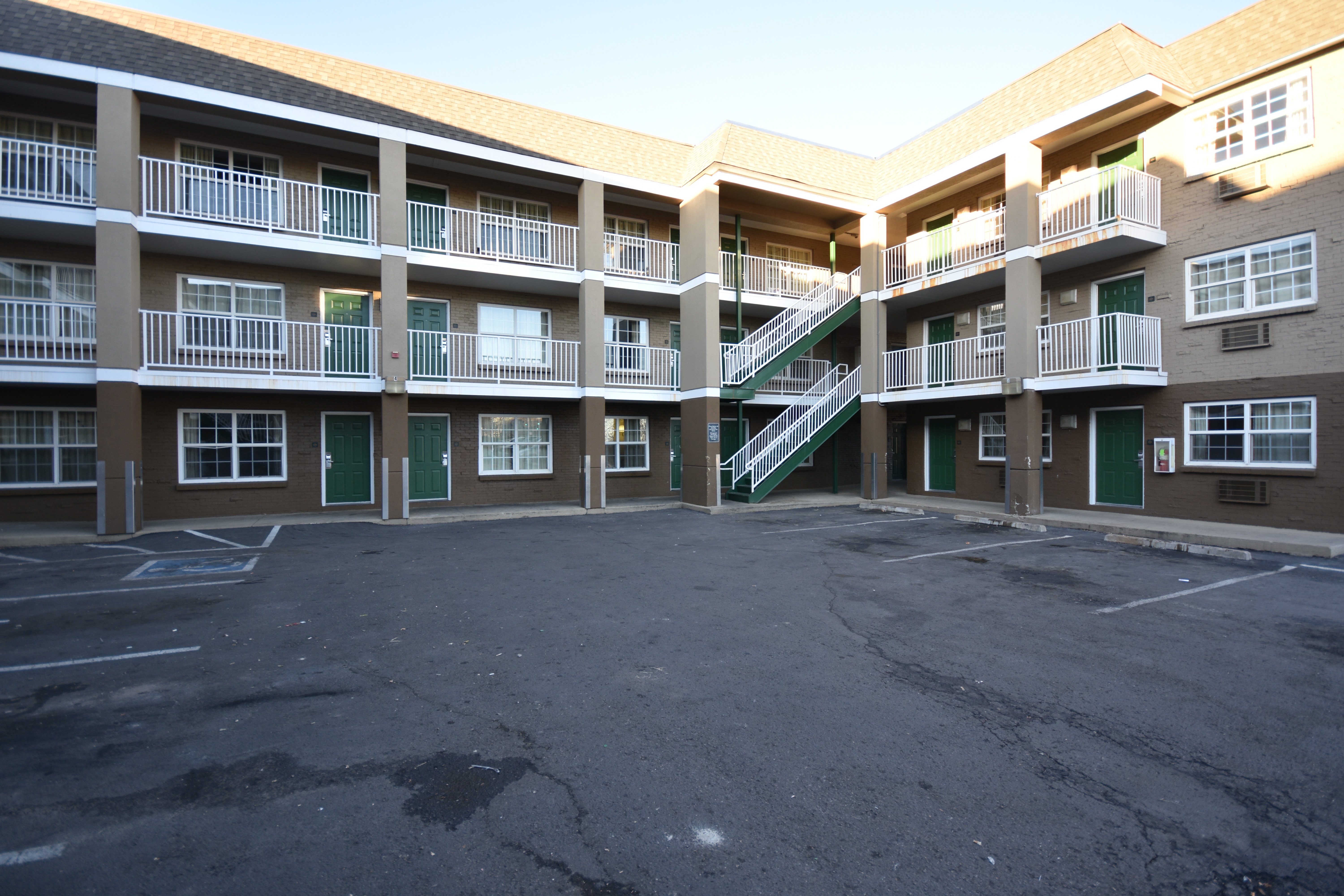 HomeTowne Studios by Red Roof Denver - Lakewood West 2/42