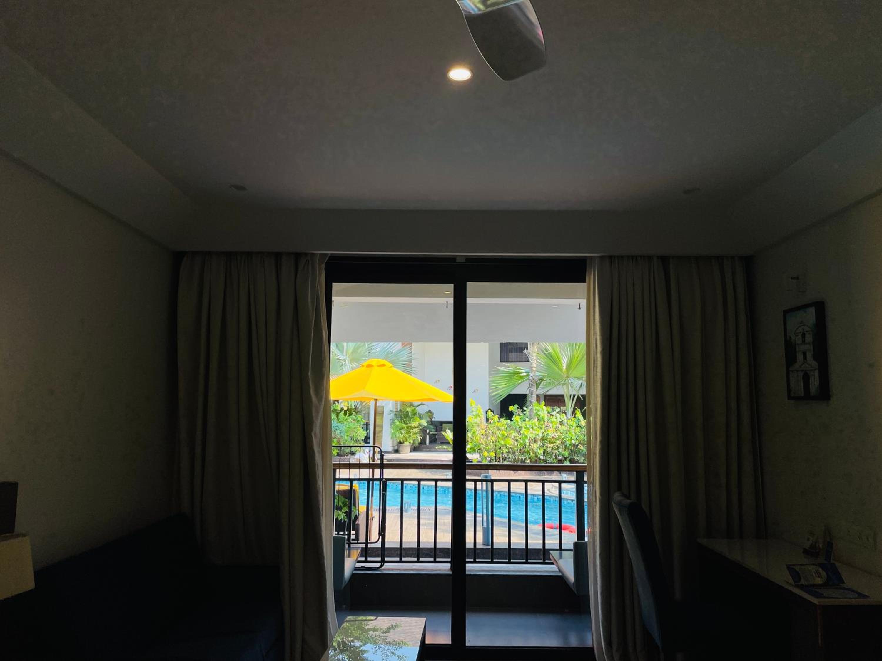 غرفة بسرير مزدوج بإطلالة على المسبح بشرفة، Sobit Sarovar Portico Goa 5/10