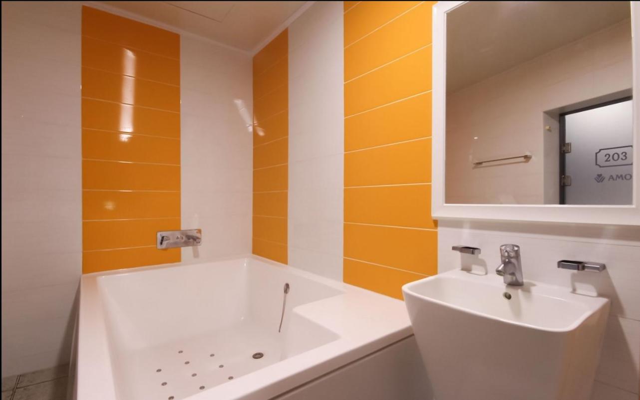 غرفة بسرير مزدوج أو سريرين منفصلين بإطلالة على المدينة، Color M Motel 6/7