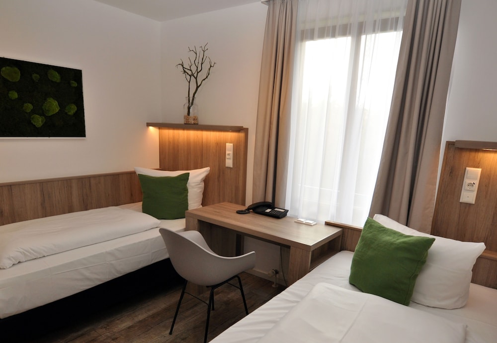 GOLDEN LEAF PERLACH ALLEE HOF 34/68