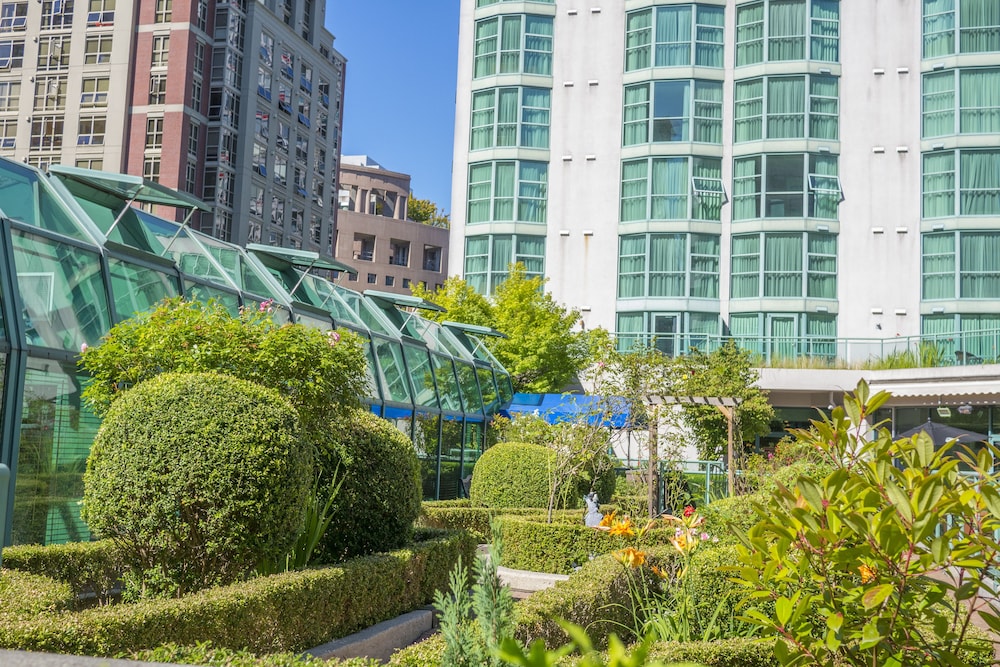 Rosedale On Robson Suite Hotel 43/45