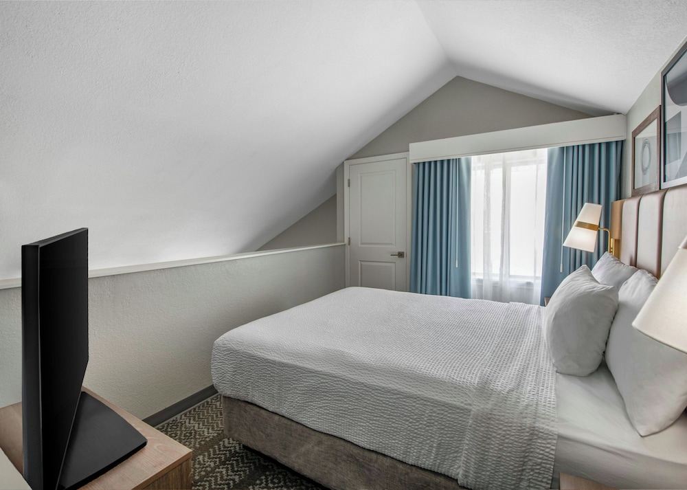 Bi Level, Loft, Suite, 2 Queen Beds, Kitchen