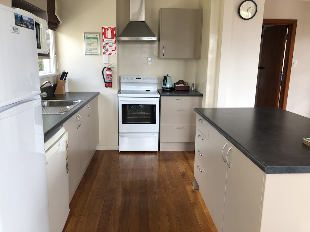 MANAPOURI LAKEVIEW MOTOR INN 5/69