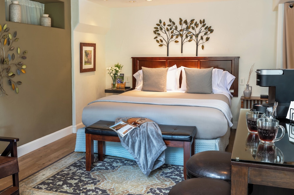 Cypress, King Bed, Private Bathroom