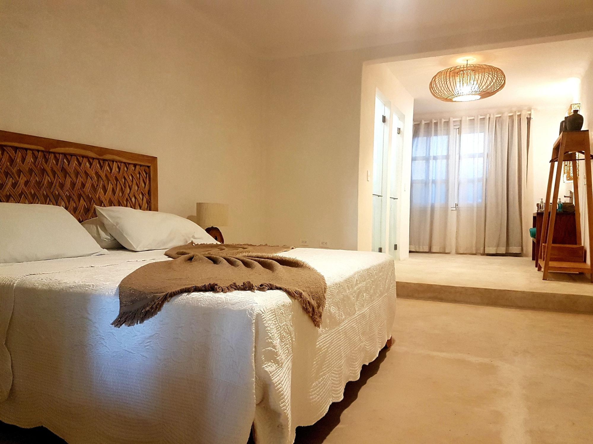 Suite, Ocean Front 3/8