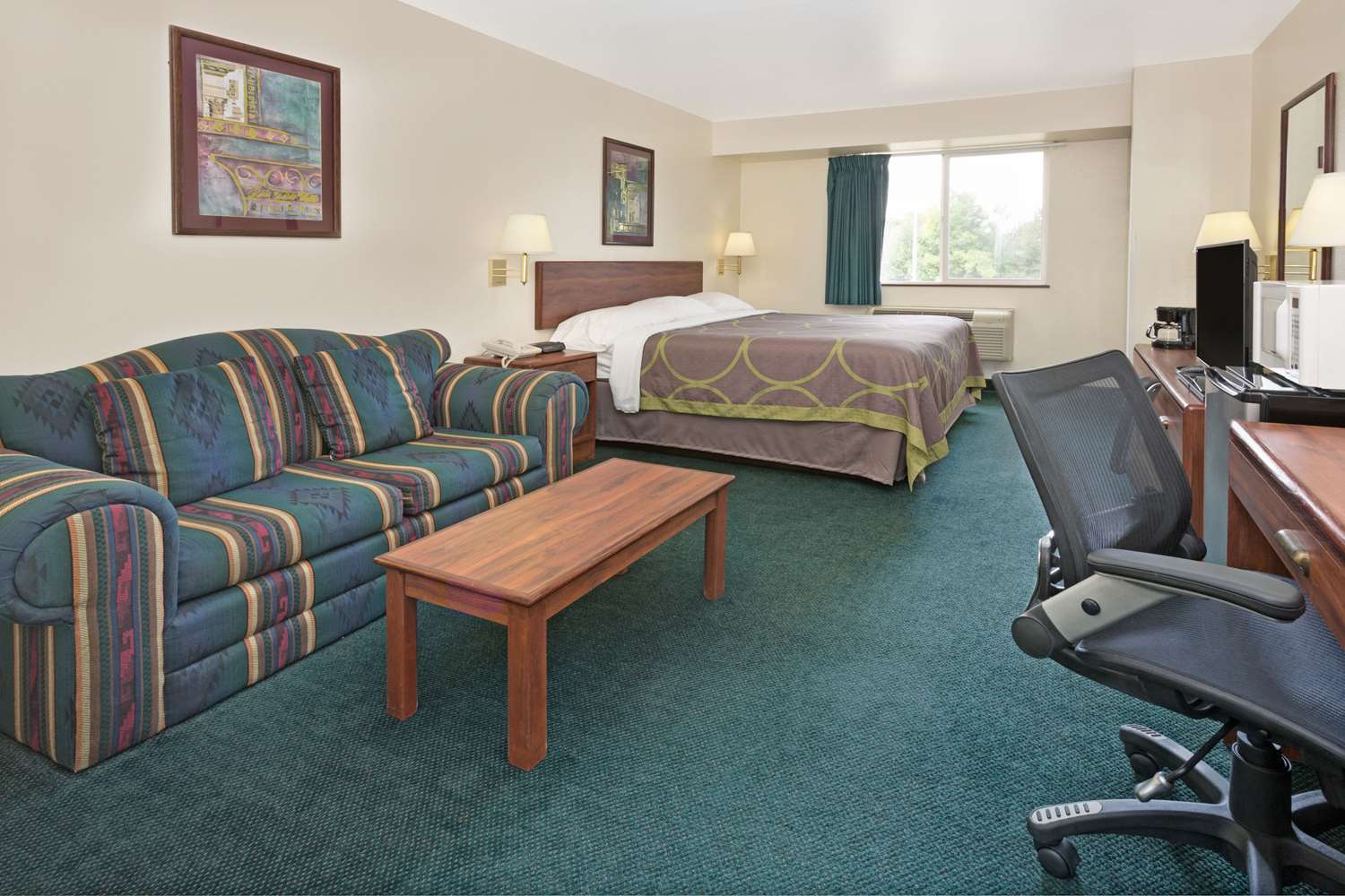 Super 8 by Wyndham Windsor 11/29