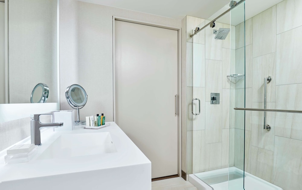 Ambassador, Suite, King Bed, Accessible، Hilton Cleveland Downtown 7/7