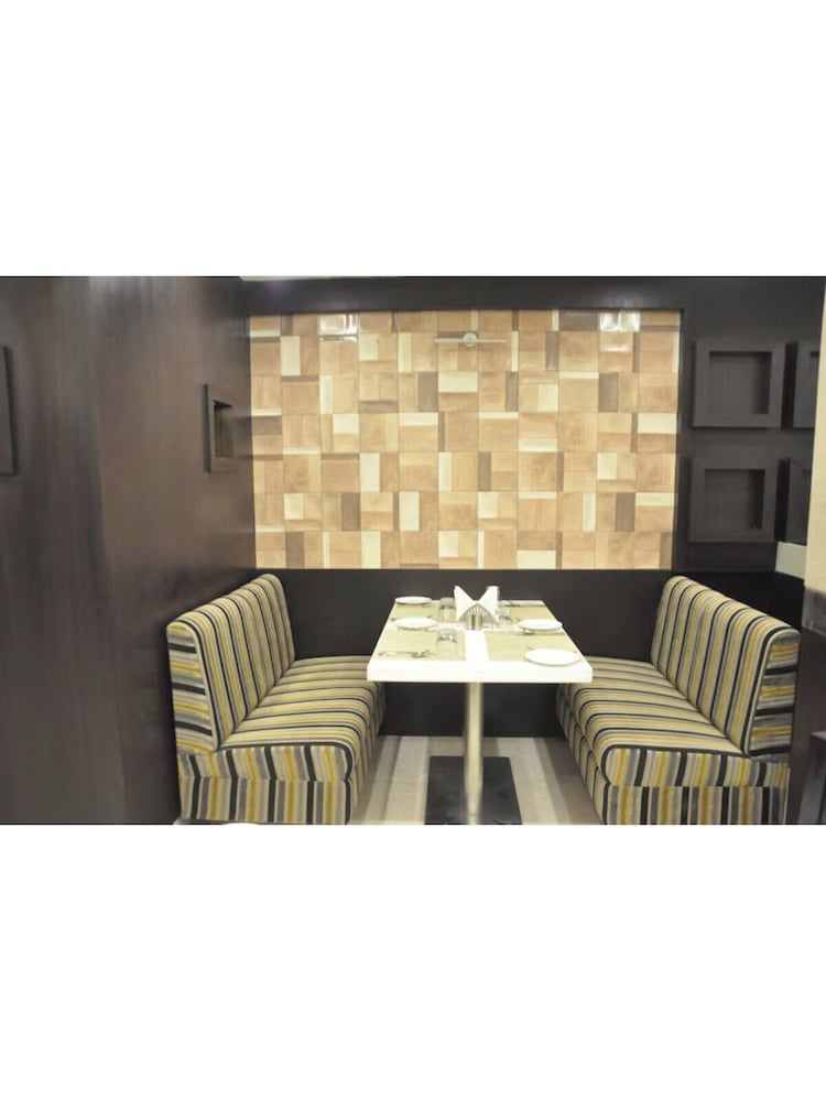OYO Premium JHV Mall Cantonment 29/30