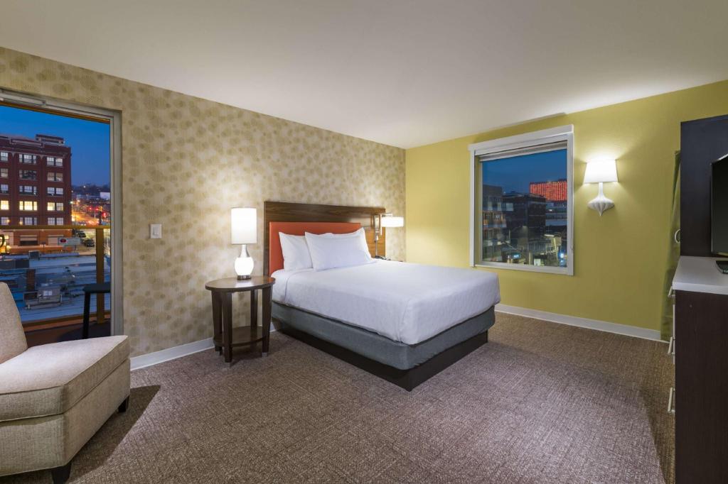 Suite, Queen Bed, Sofa, Accessible