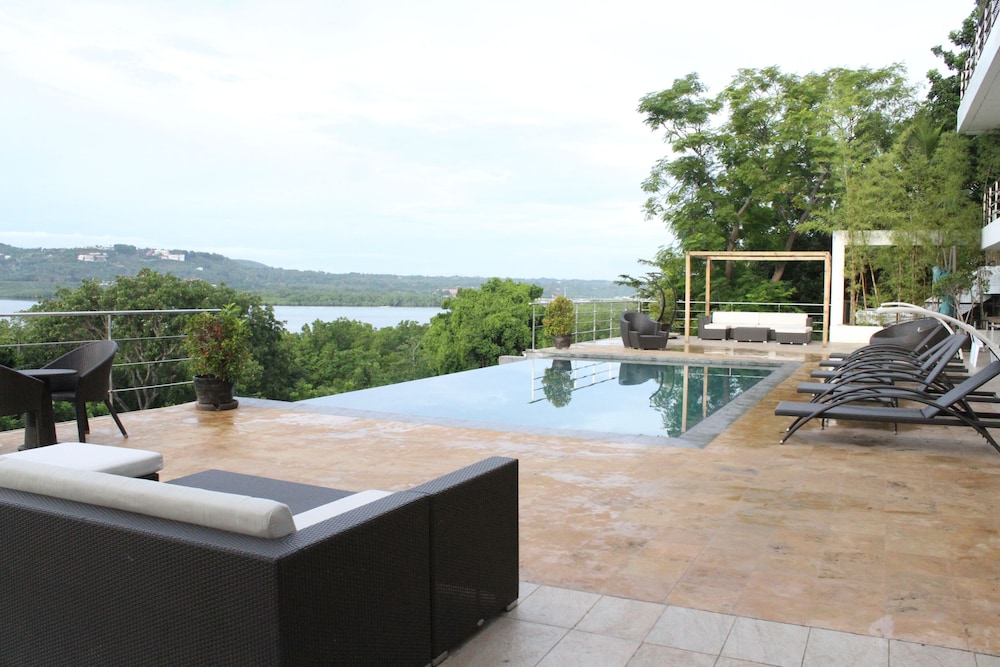Ocean Suites Boutique Hotel 34/66