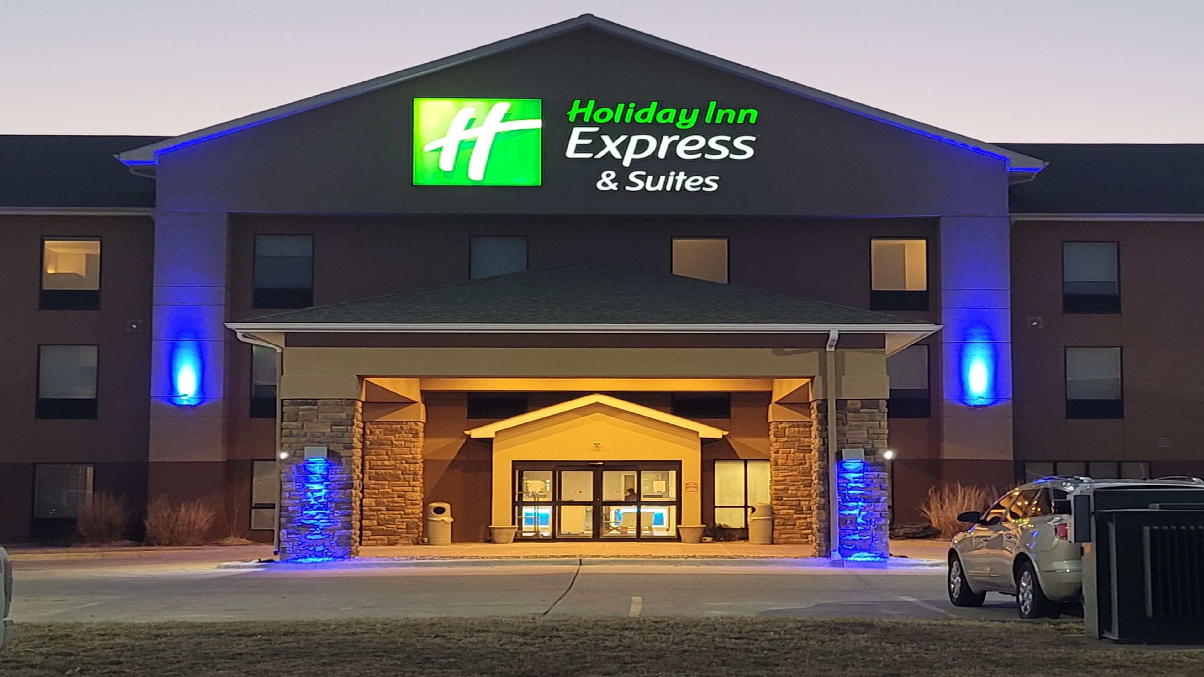 Holiday Inn Express and Suites - Junction City, Kansas 2/35