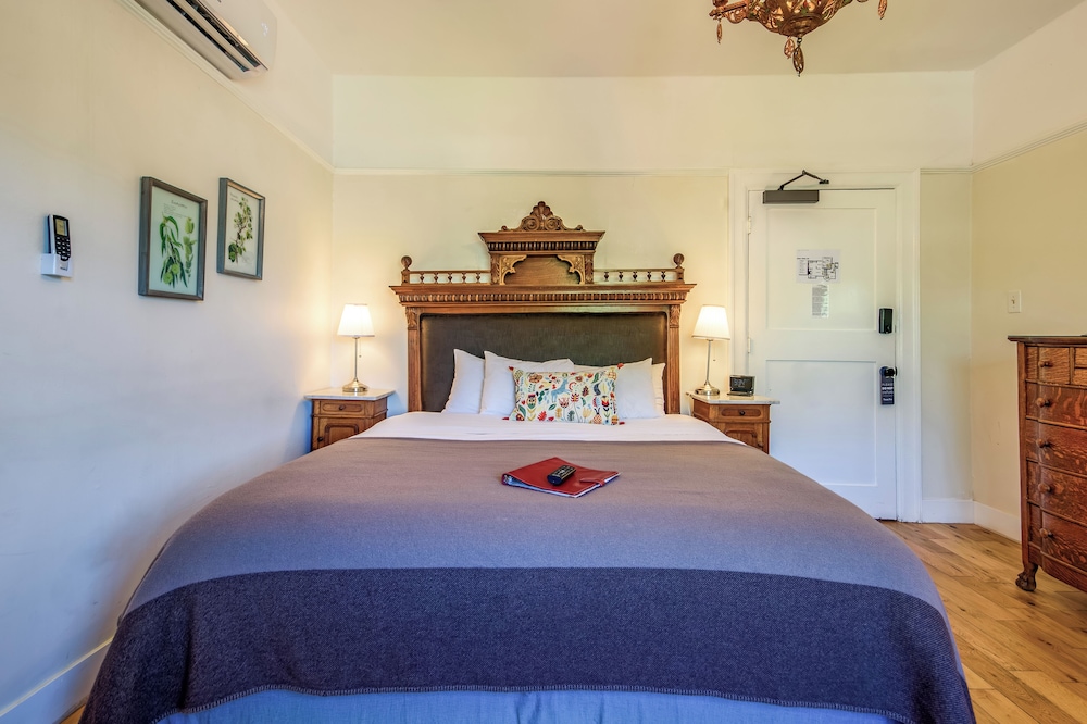 Cedar Gables Inn 21/68
