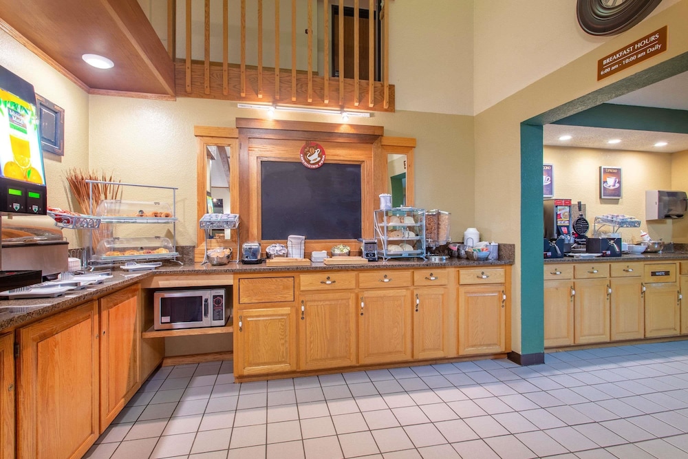 AmericInn by Wyndham Chippewa Falls 11/44