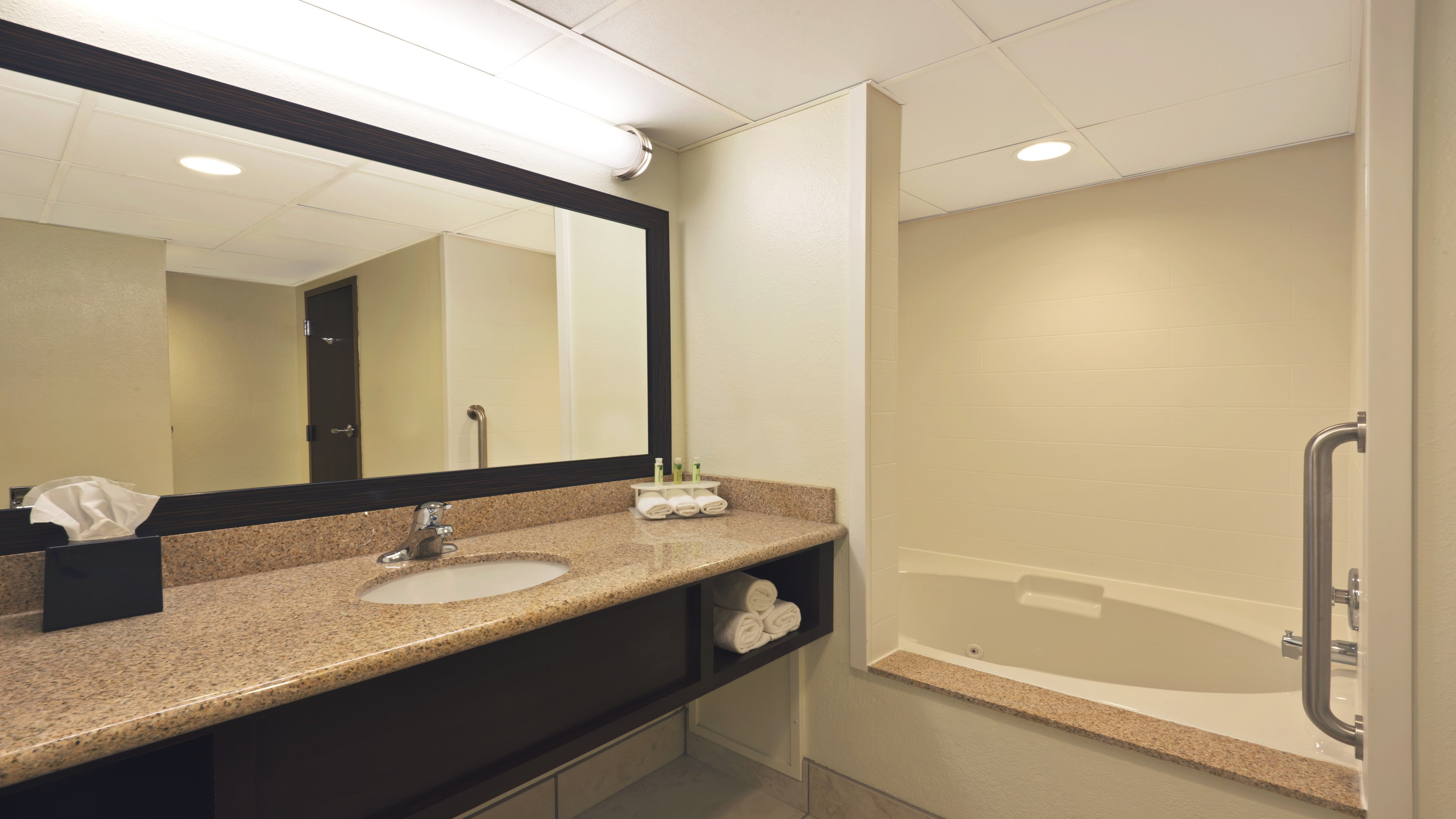 Holiday Inn Express Hotel Suites Colby 58/60