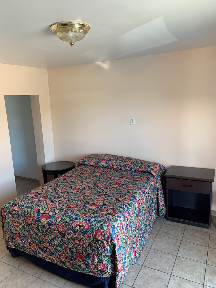 ROOM, QUEEN BED