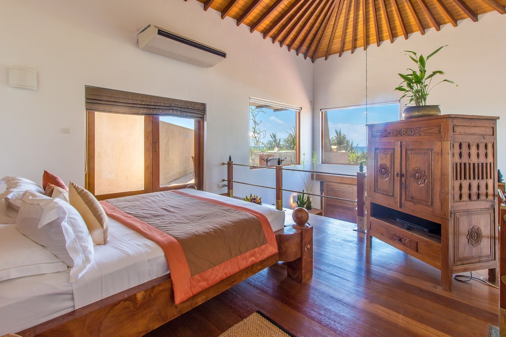 Suite, 1 King and 1 Single Beds, Ocean View, Sofa