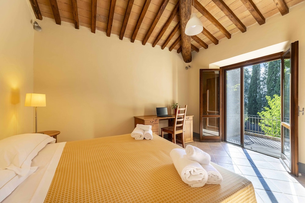 جناح بريميوم بسرير كوين بإطلالة على الحديقة بشرفة مع أريكة، Villa Montarioso 2/4