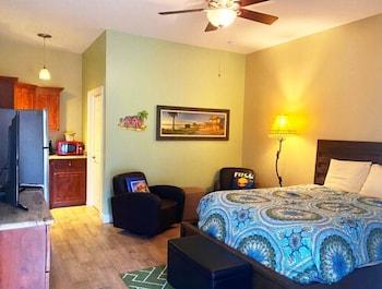 DELUXE, COTTAGE, QUEEN BED, PRIVATE BATHROOM, SOFA