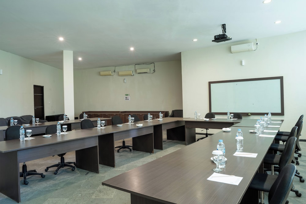 Estrella Hotel & Conference (ex Aston Luwuk) 32/49