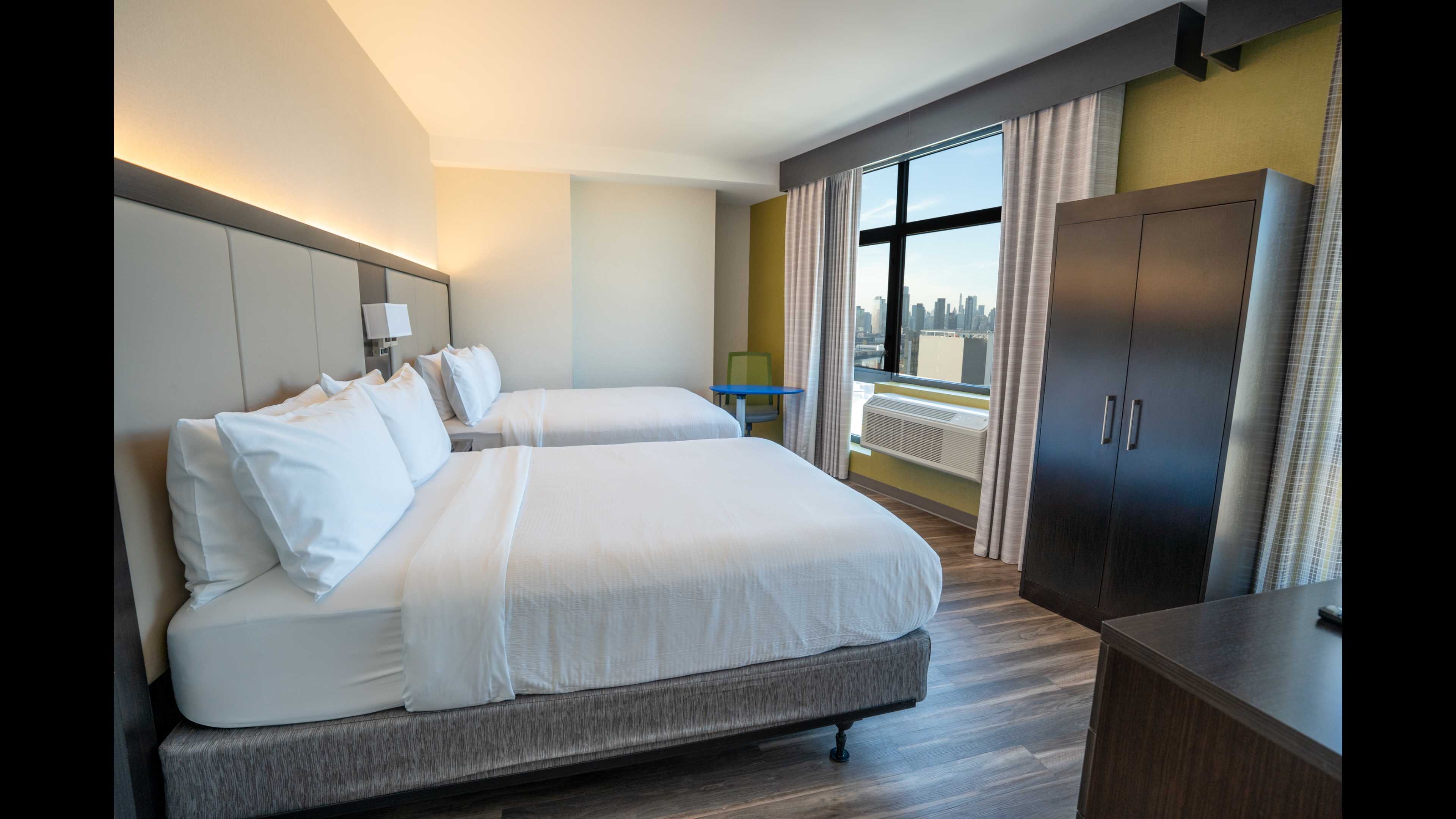 Standard, 2 Queen Beds, City Skyline View, Balcony، Holiday Inn Express Long Island City E New York, an IHG Hotel 5/5