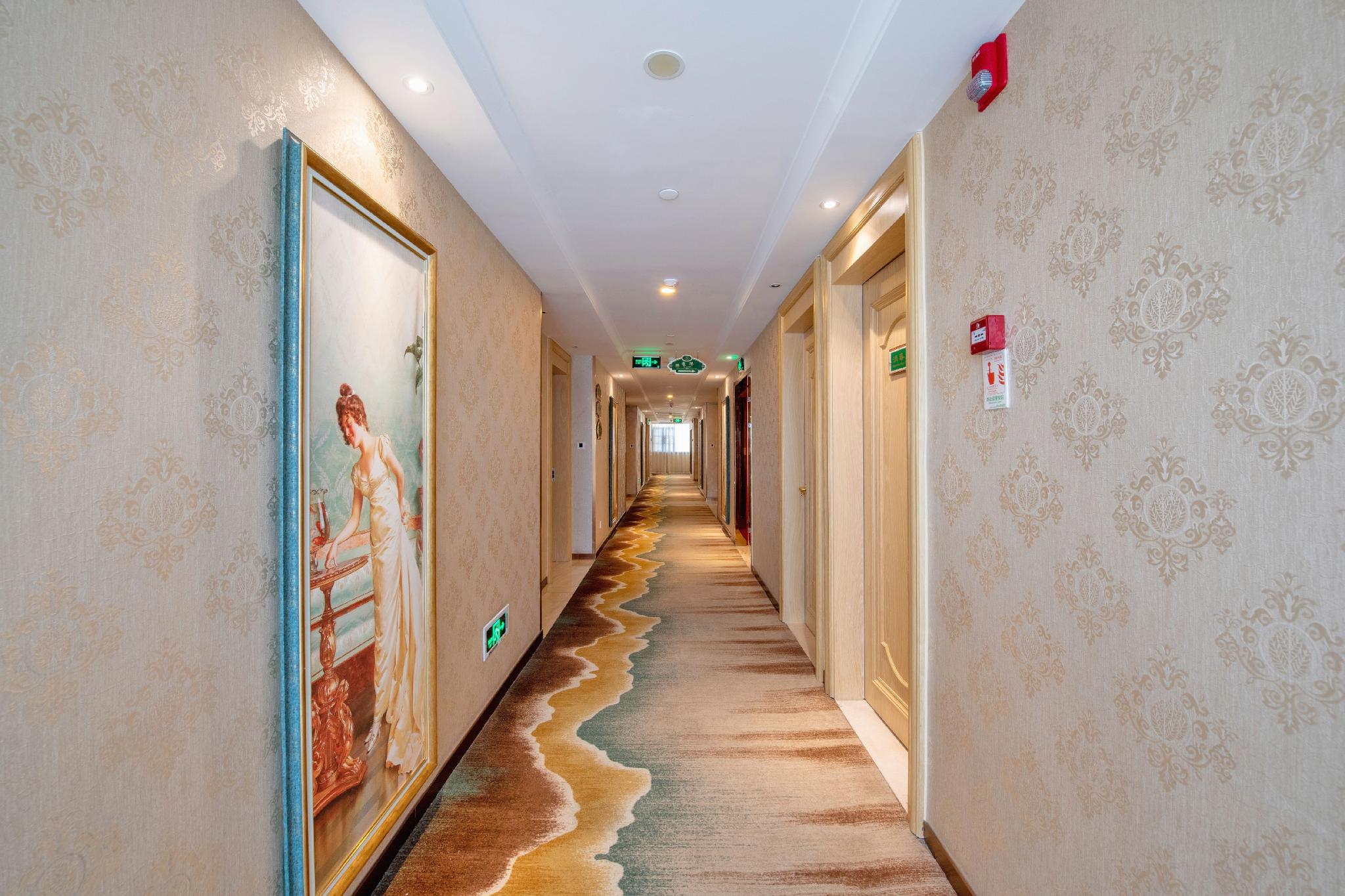 Vienna Hotel (Shenzhen Buji Metro Station) 35/37