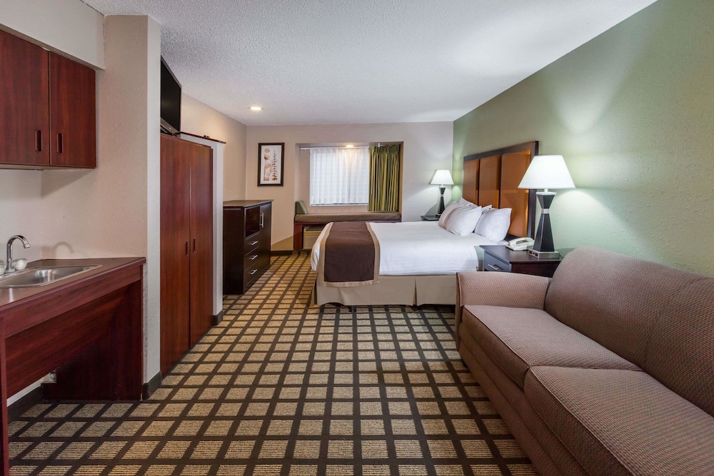 Baymont By Wyndham Gaylord 8/23
