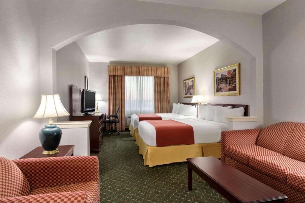 SUITE, KING AND QUEEN BED