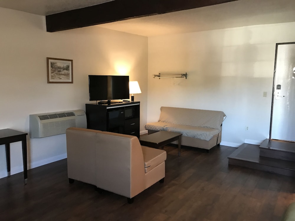 Manhattan Inn & Suites 13/24