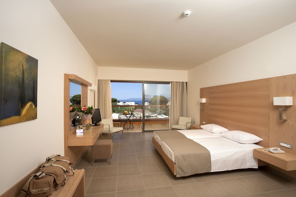 ROOM, DOUBLE OR TWIN BED