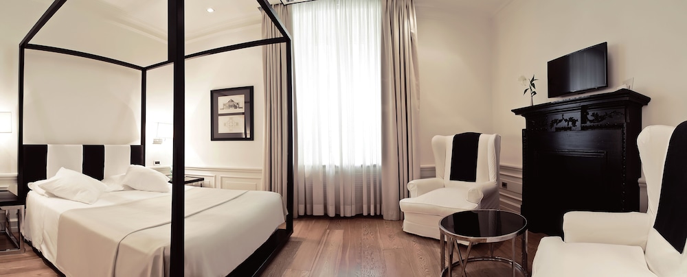 Isa Hotel 6/58