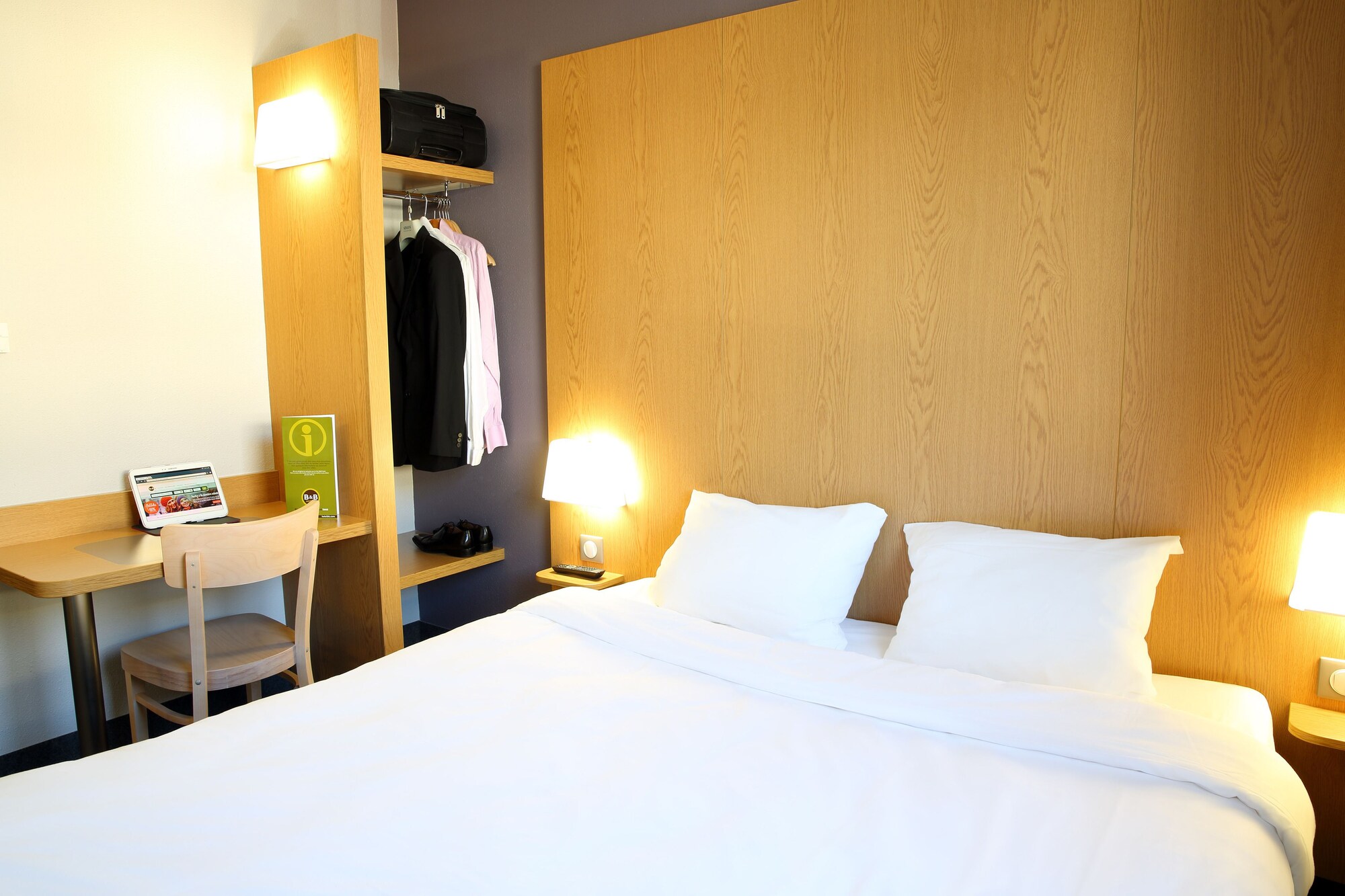 ROOM, DOUBLE BED