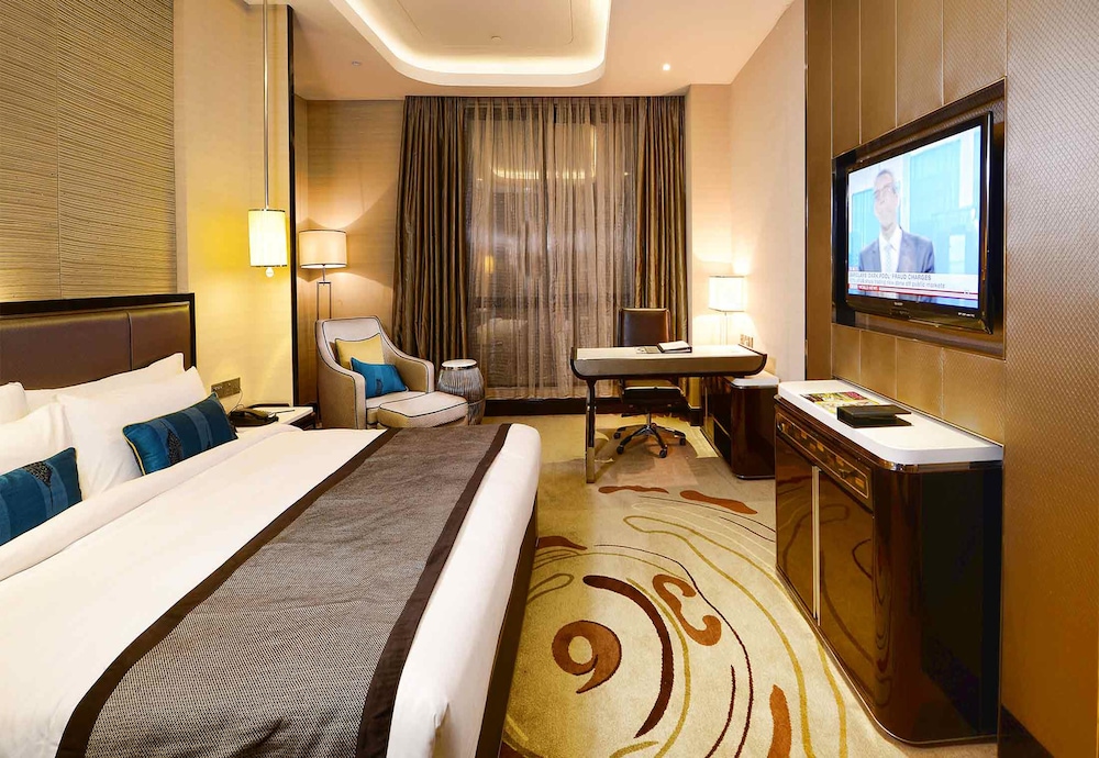 Pacific Regency Hotel Suites 64/70