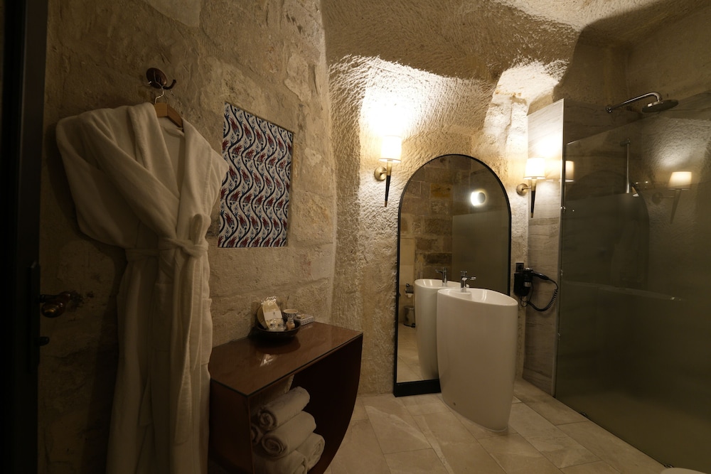 Artemis Cave Suites 60/64