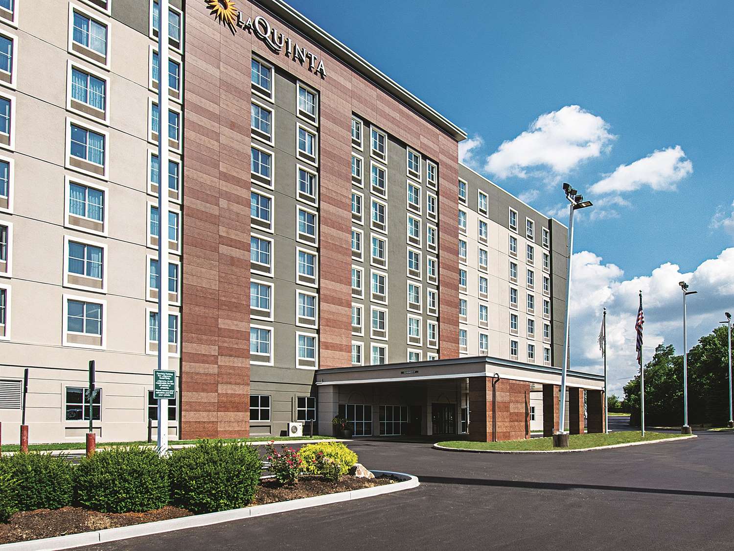 La Quinta Inn & Suites by Wyndham Cincinnati Sharonville 42/45