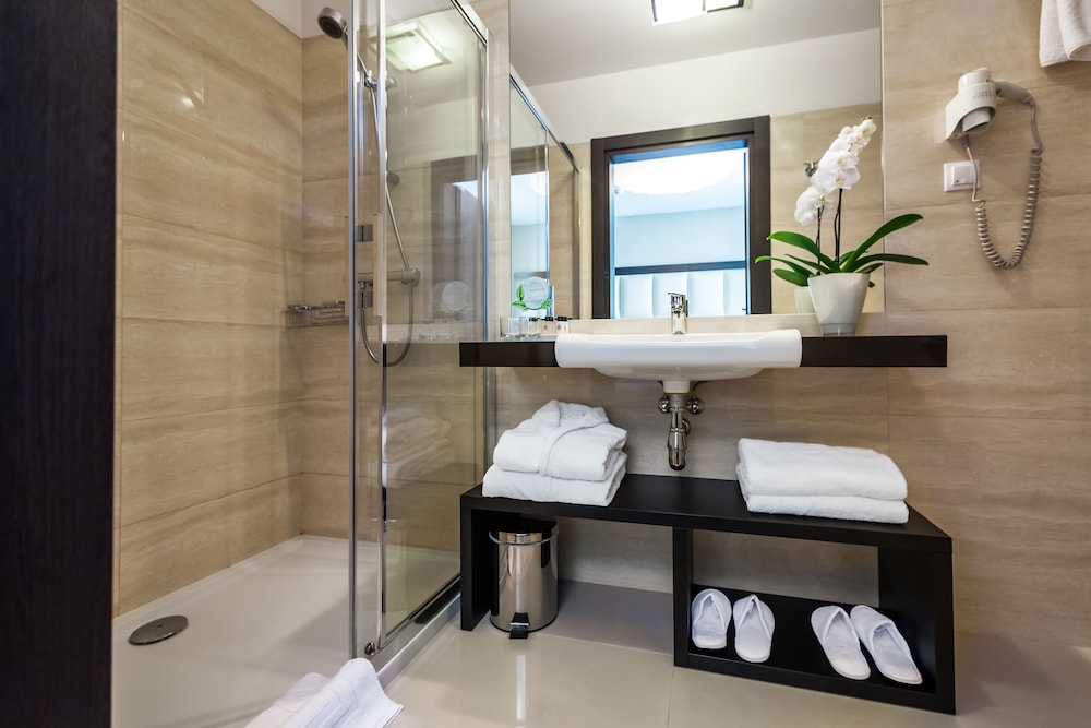 QUEEN BOUTIQUE HOTEL 60/62