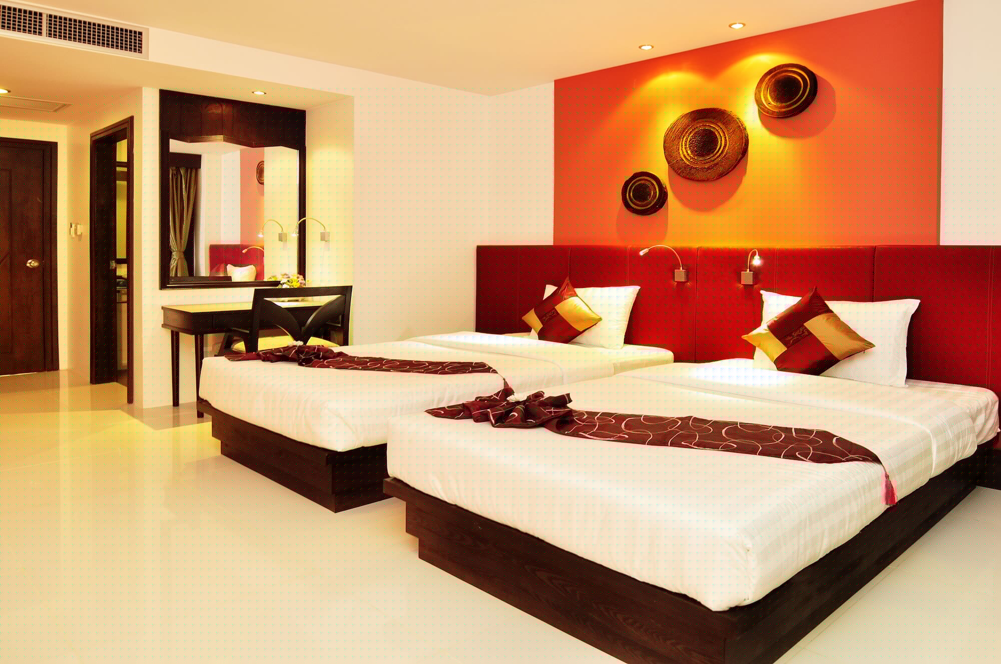 DELUXE, DOUBLE OR TWIN BED