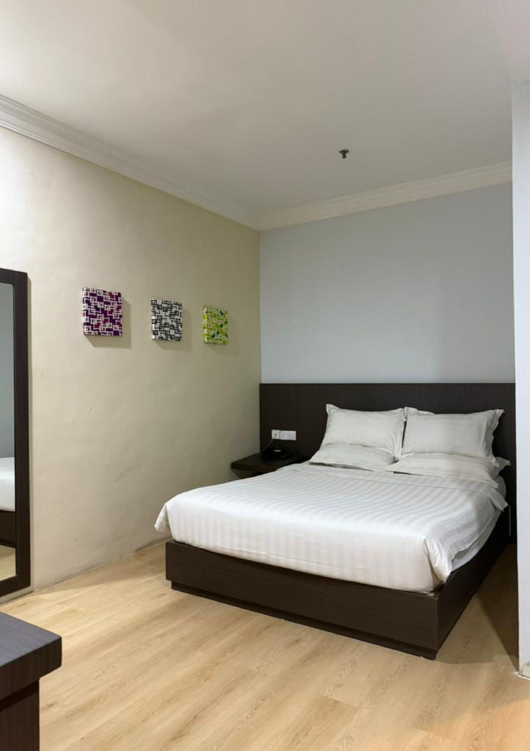 Standard, King Bed, Queen Bed, No Window