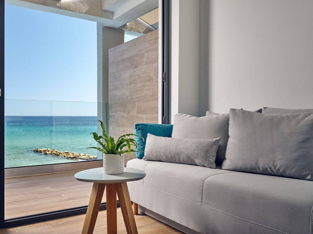 Cavo Orient Beach Hotel 24/50