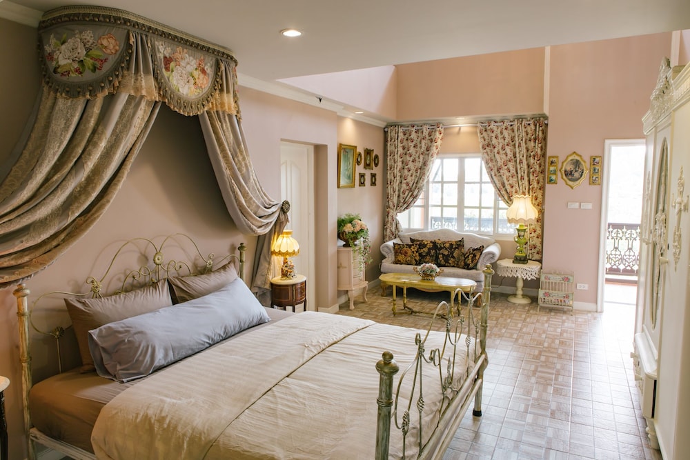 DELUXE, SUITE, KING BED