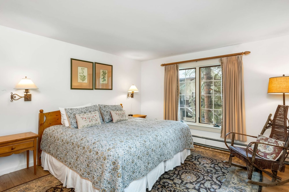 2 Bedrooms, Condo, Family, 1 King and 2 Queen Beds, Mountain Side, Sofa