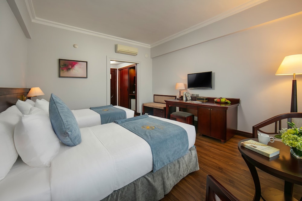 THE TRAY HOTEL 24/68