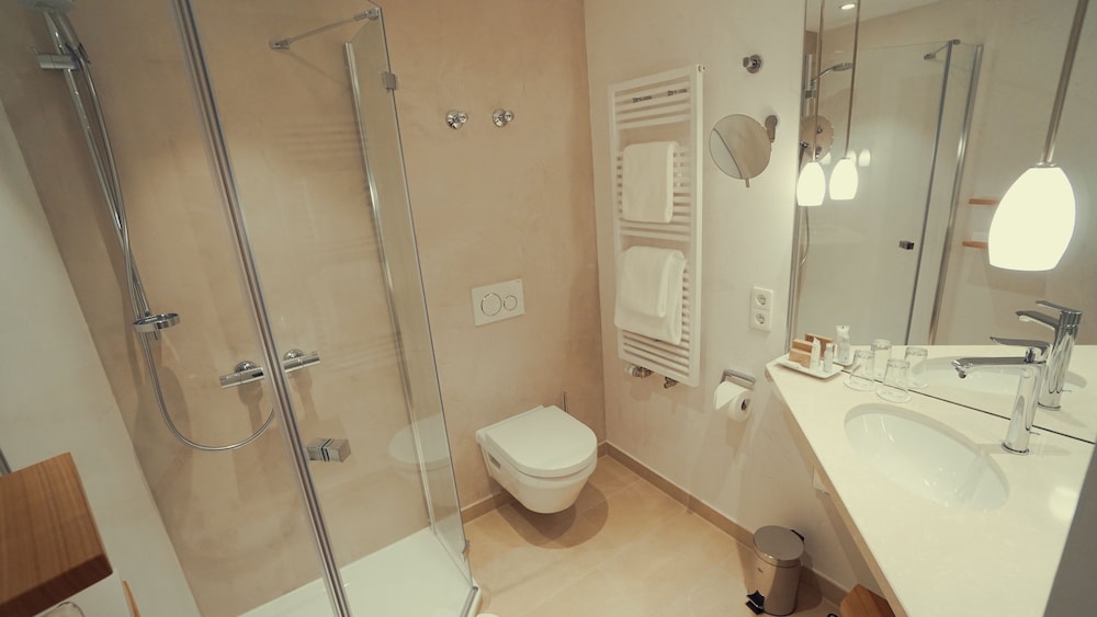 غرفة ديلوكس بسرير كينج وسرير فردي، Hotel Adler Asperg 6/10