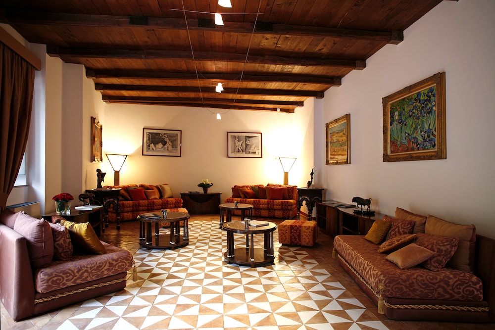 LA LOCANDA DELLE DONNE MONACHE 41/59