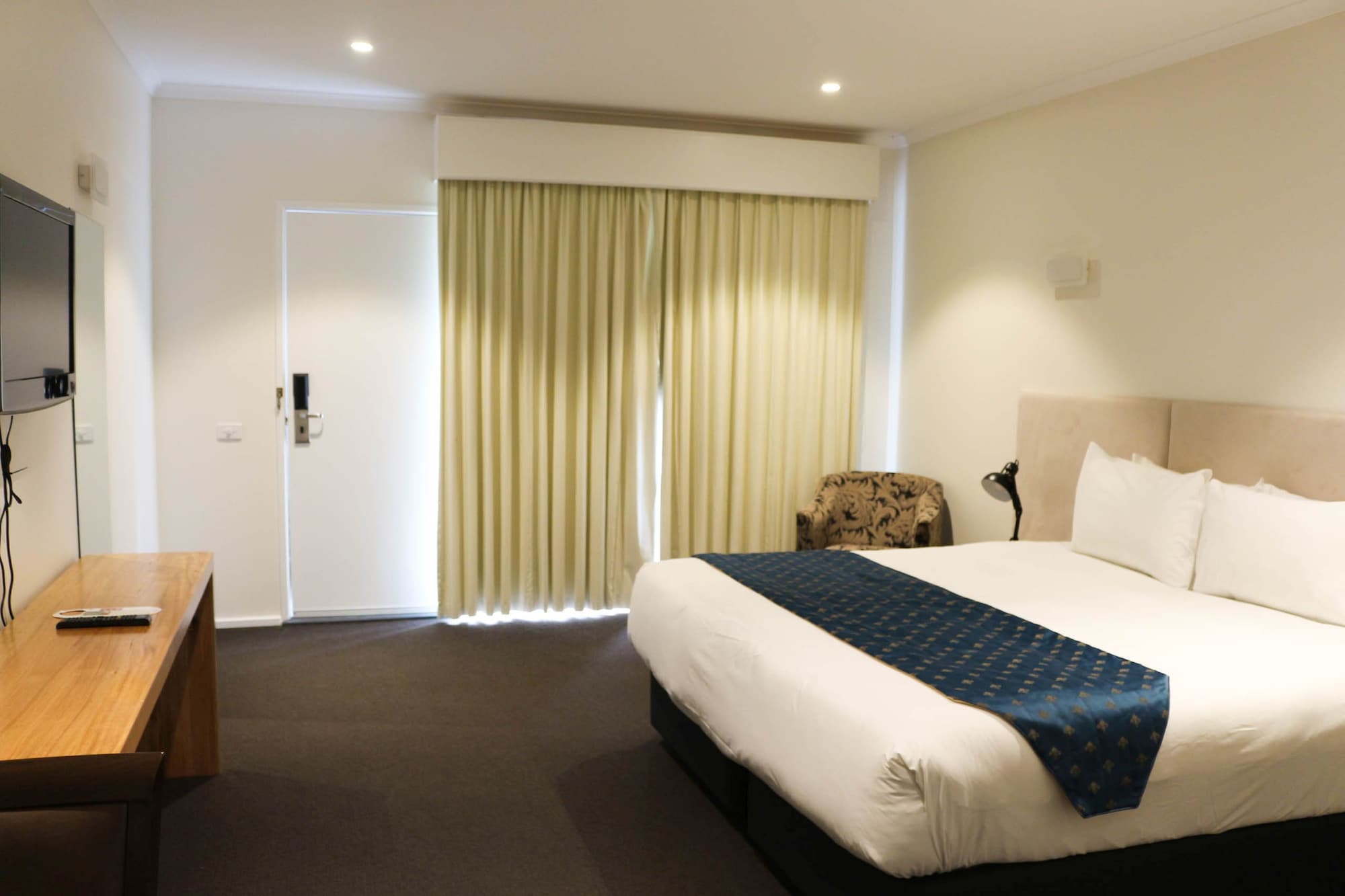 EXECUTIVE, SUITE, KING BED