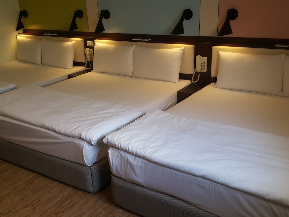FAMILY, MULTIPLE BEDS, CORNER