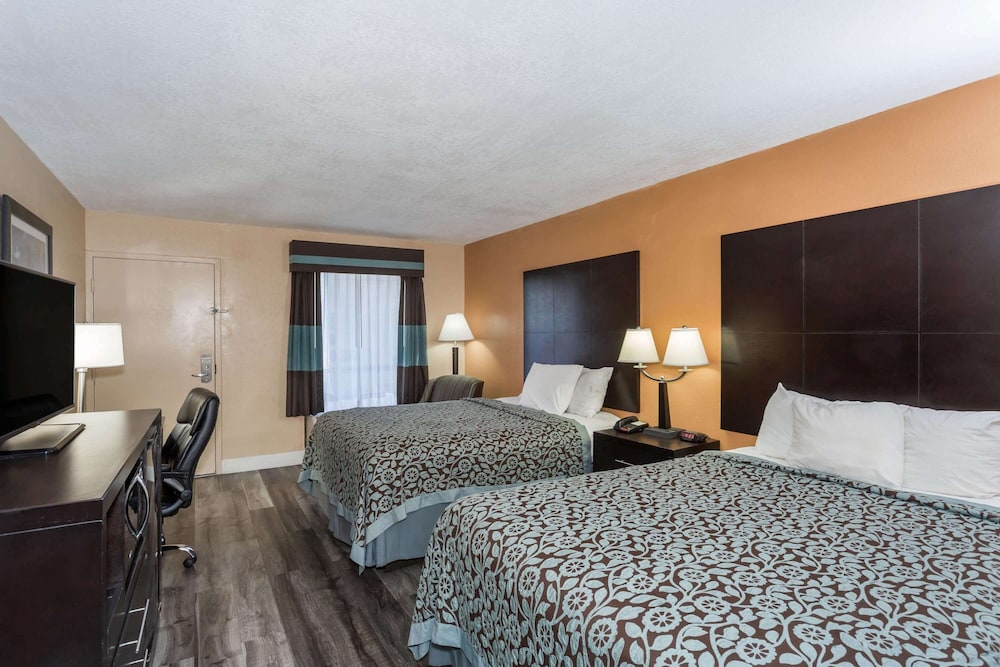 Days Inn by Wyndham Sarasota Bay 18/34