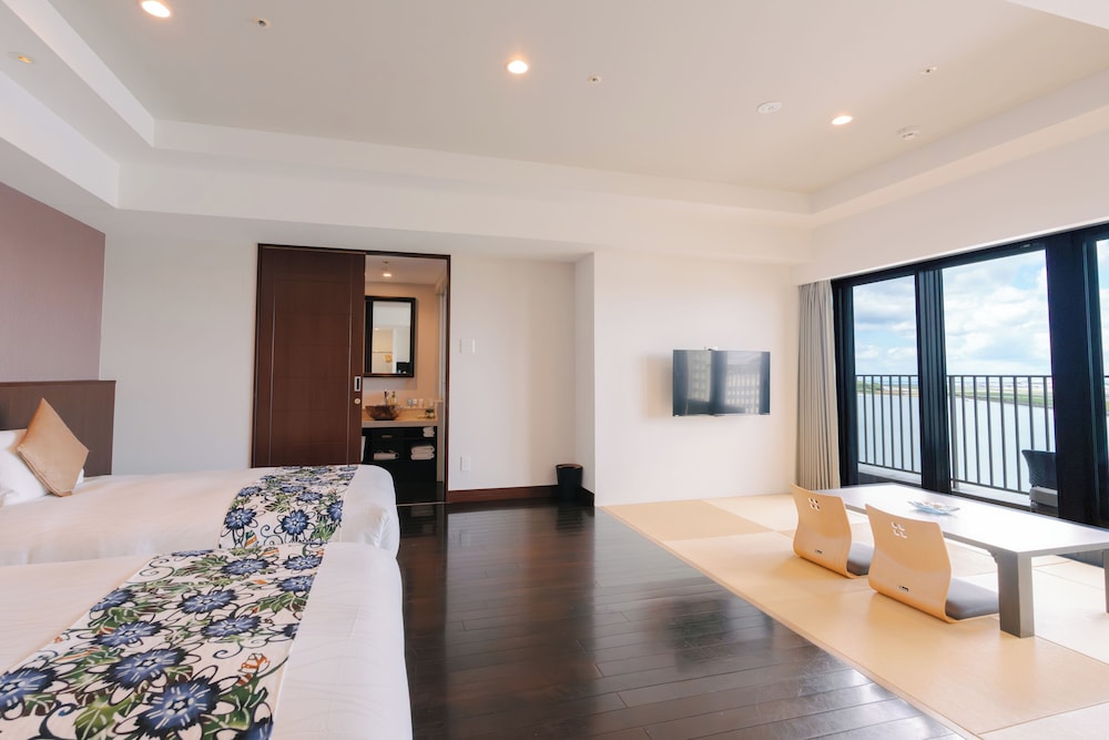 Deluxe, Twin Beds, 3 Futon Beds, Airport View, Tatami, Corner